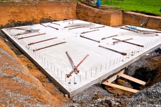 Diseño de Losa de Cimentación en Málaga: Geotecnia para Terrenos Costeros